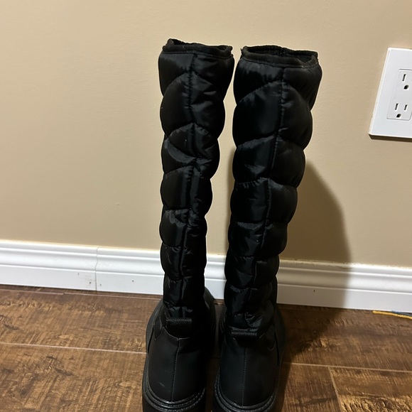 ZARA WOMAN NEW BLACK LOW HEEL RUBBERIZED QUILTED BOOTS US 6 - Picture 3 of 6